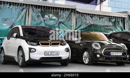 Kiew, Ukraine - 14. Oktober 2019: BMW i3 und Mini Cooper in der Stadt Stockfoto