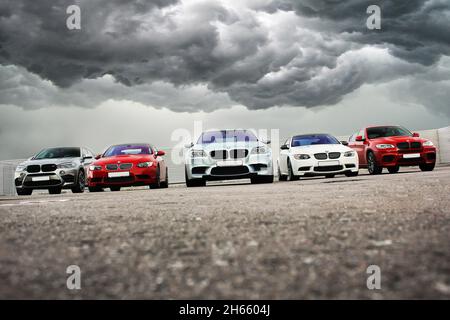 Kiew, Ukraine - 14. Oktober 2016: BMW M5 Matt und zwei BMW X6 M und BMW M3 (E92) Stockfoto