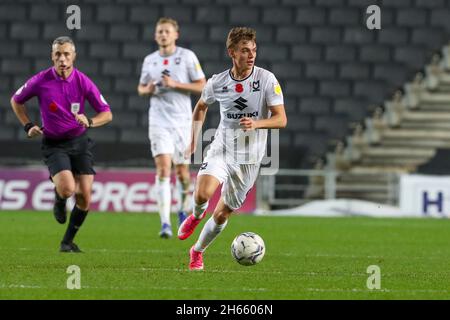 MILTON KEYNES, GROSSBRITANNIEN. 13. NOVEMBER Milton Keynes Dons Scott Twine während der zweiten Hälfte des Sky Bet League 1-Spiels zwischen MK Dons und Cambridge United im Stadium MK, Milton Keynes am Samstag, den 13. November 2021. (Kredit: John Cripps | MI Nachrichten) Kredit: MI Nachrichten & Sport /Alamy Live Nachrichten Stockfoto