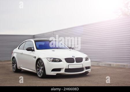 Kiew, Ukraine - 14. Oktober 2016: Weißer BMW M3 (E92) vor dem Hintergrund eines Metallzauns Stockfoto