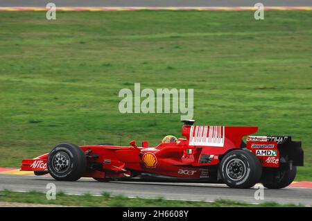 Rennstrecke Mugello, 21. November 2008: Valentino Rossi testet den Ferrari F1 2008 Ex-Weltmeister Kimi Räikkönen auf dem Kurs Mugello in Italien. Stockfoto