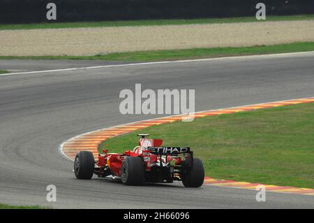 Rennstrecke Mugello, 21. November 2008: Valentino Rossi testet den Ferrari F1 2008 Ex-Weltmeister Kimi Räikkönen auf dem Kurs Mugello in Italien. Stockfoto