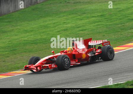 Rennstrecke Mugello, 21. November 2008: Valentino Rossi testet den Ferrari F1 2008 Ex-Weltmeister Kimi Räikkönen auf dem Kurs Mugello in Italien. Stockfoto