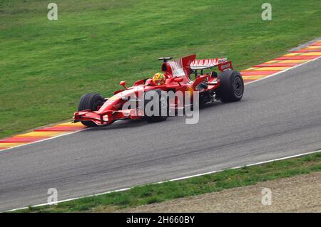 Rennstrecke Mugello, 21. November 2008: Valentino Rossi testet den Ferrari F1 2008 Ex-Weltmeister Kimi Räikkönen auf dem Kurs Mugello in Italien. Stockfoto