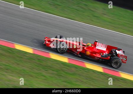 Rennstrecke Mugello, 21. November 2008: Valentino Rossi testet den Ferrari F1 2008 Ex-Weltmeister Kimi Räikkönen auf dem Kurs Mugello in Italien. Stockfoto