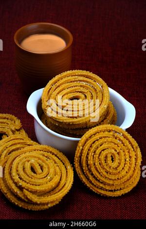 Indische traditionelle Snack Chakli, eine spiralförmige, Chakali oder Murukku indische traditionelle Tea Time Snack, traditionelle Diwali Festival Snacks in Indien. Stockfoto