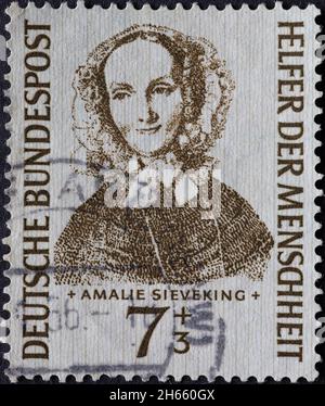DEUTSCHLAND - UM 1955:Diese Briefmarke zeigt das Porträt der Philanthropin Amalie Sieveking, geboren 1794. Ca. 1955 Stockfoto