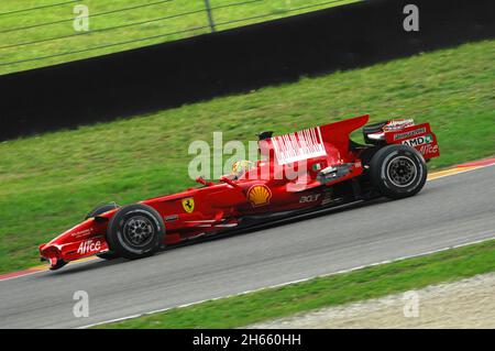 Rennstrecke Mugello, 21. November 2008: Valentino Rossi testet den Ferrari F1 2008 Ex-Weltmeister Kimi Räikkönen auf dem Kurs Mugello in Italien. Stockfoto