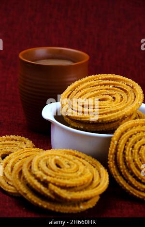 Indische traditionelle Snack Chakli, eine spiralförmige, Chakali oder Murukku indische traditionelle Tea Time Snack, traditionelle Diwali Festival Snacks in Indien. Stockfoto