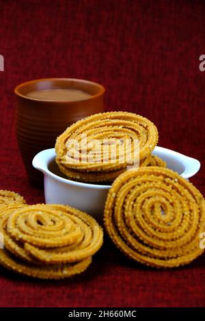 Indische traditionelle Snack Chakli, eine spiralförmige, Chakali oder Murukku indische traditionelle Tea Time Snack, traditionelle Diwali Festival Snacks in Indien. Stockfoto