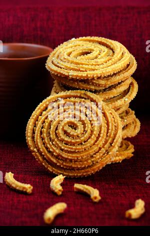 Indische traditionelle Snack Chakli, eine spiralförmige, Chakali oder Murukku indische traditionelle Tea Time Snack, traditionelle Diwali Festival Snacks in Indien. Stockfoto