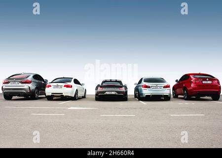 18. Oktober 2016 - Kiew, Ukraine: Porsche 911 Turbo S & 2x BMW X6 M & BMW M3 gegen klaren Himmel. Rückansicht Stockfoto