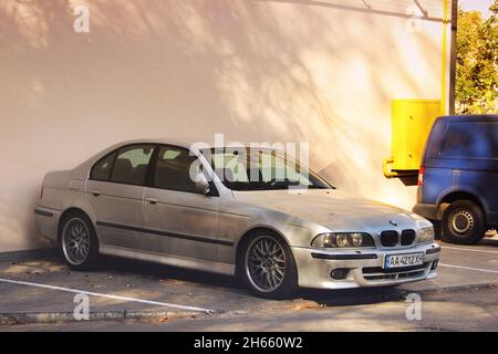 Kiew, Ukraine - 14. Oktober 2019: Grauer BMW E39 in der Stadt Stockfoto