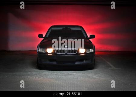 Chernigov, Ukraine - 7. Januar 2014: Tiefgarage. BMW 7 (E38) mit glühenden Lichtern bei schwachem Licht Stockfoto