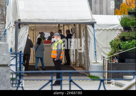 Cork, Irland. November 2021. Das Gesundheitsministerium hat heute 4,642 neue Fälle von COVID-19 gemeldet, davon 556 Patienten im Krankenhaus und 107 auf der Intensivstation, 11 mehr als gestern. Cork City Hall war heute Gastgeber einer Impfverstärkerklinik für medizinisches Personal und Immunschwäche. Quelle: AG News/Alamy Live News Stockfoto