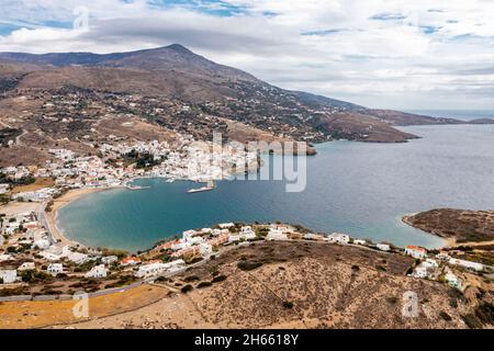 Batsi ist ein kleines Dorf auf der Insel Andros, auf den griechischen Inseln. Dieses kleine Dorf wird in den Sommermonaten zum Leben erweckt, wenn Besucher ankommen. Stockfoto
