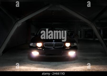 Chernigov, Ukraine - 7. Januar 2014: Tiefgarage. BMW 7 (E38) mit glühenden Lichtern bei schwachem Licht Stockfoto