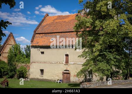 Sobotka, Polen - 6. Juli 2021: Ein altes Backsteinhaus mit orangefarbenem Ziegeldach im Dorf Strzegomiany. Stockfoto