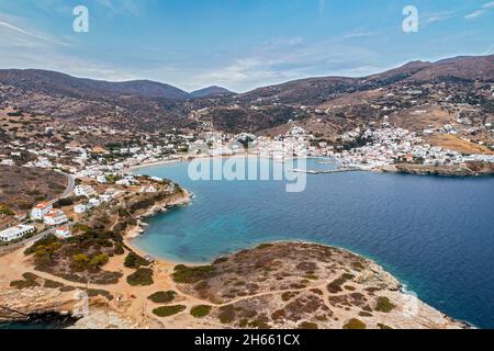 Batsi ist ein kleines Dorf auf der Insel Andros, auf den griechischen Inseln. Dieses kleine Dorf wird in den Sommermonaten zum Leben erweckt, wenn Besucher ankommen. Stockfoto