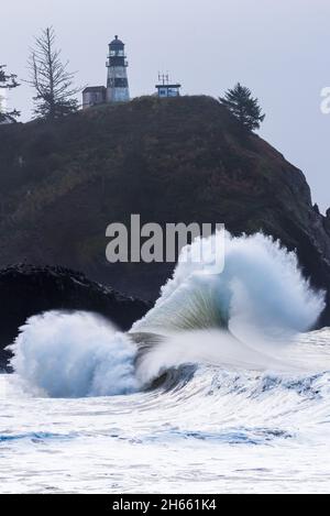 Große Wellen vor dem Leuchtturm von Cape Disappointment Stockfoto