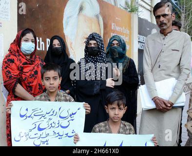 Bewohner der Stadt Surjani veranstalten am Samstag, dem 13. November 2021, im Karachi-Presseclub eine Protestdemonstration gegen die hohe Händigkeit der einflussreichen Landmafia. Stockfoto