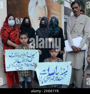 Bewohner der Stadt Surjani veranstalten am Samstag, dem 13. November 2021, im Karachi-Presseclub eine Protestdemonstration gegen die hohe Händigkeit der einflussreichen Landmafia. Stockfoto