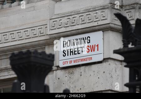 Das Straßenschild für Downing Street in London, wo sich die Residenzen des britischen Premierministers und Schatzkanzlers befinden Stockfoto