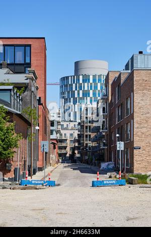 Blick auf Aarhusgade in Richtung Portland Towers (Portland Siloerne), Kopenhagen, Dänemark Stockfoto