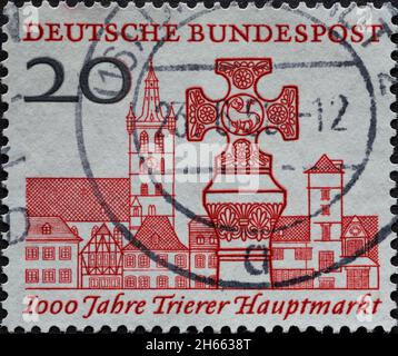 DEUTSCHLAND - UM 1958: Diese Briefmarke zeigt das Stadtbild von Trier. Text: 1000 Jahre Triers Hauptmarkt Stockfoto