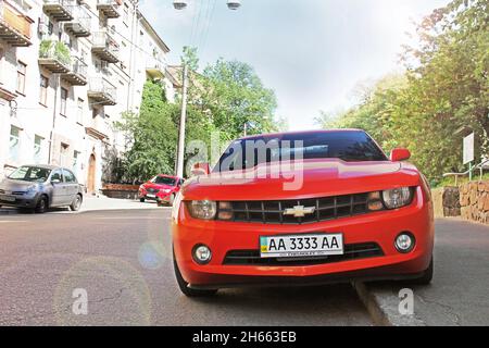 Kiew, Ukraine. 10. Juni 2017: Amerikanischer Muscle Car Chevrolet Camaro parkte in der Stadt Stockfoto