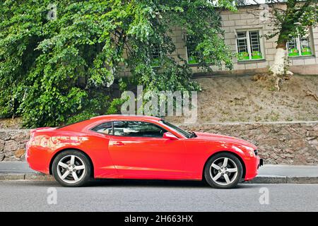 Kiew, Ukraine. 10. Juni 2017: Amerikanischer Muscle Car Chevrolet Camaro parkte in der Stadt Stockfoto