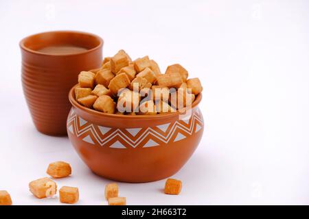 Shakkarpara oder shankarpali oder shankarpale ist quadratische Form traditionelle hausgemachte indische maharashtrian süßen Snack-Essen, in diwali Festival zubereitet. Stockfoto