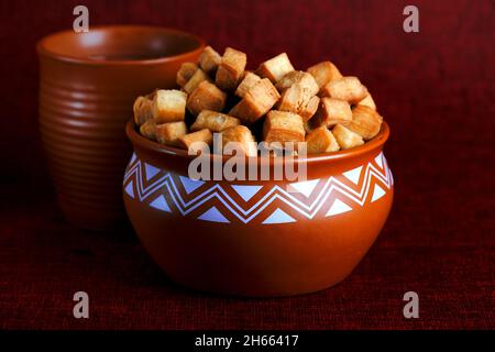 Shakkarpara oder shankarpali oder shankarpale ist quadratische Form traditionelle hausgemachte indische maharashtrian süßen Snack-Essen, in diwali Festival zubereitet. Stockfoto