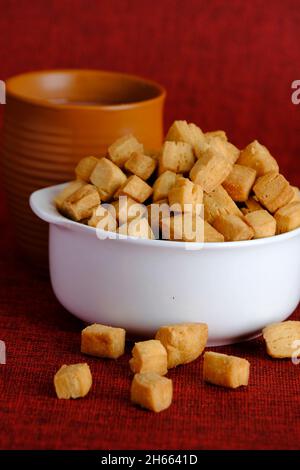 Shakkarpara oder shankarpali oder shankarpale ist quadratische Form traditionelle hausgemachte indische maharashtrian süßen Snack-Essen, in diwali Festival zubereitet. Stockfoto