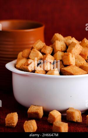 Shakkarpara oder shankarpali oder shankarpale ist quadratische Form traditionelle hausgemachte indische maharashtrian süßen Snack-Essen, in diwali Festival zubereitet. Stockfoto