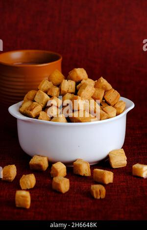 Shakkarpara oder shankarpali oder shankarpale ist quadratische Form traditionelle hausgemachte indische maharashtrian süßen Snack-Essen, in diwali Festival zubereitet. Stockfoto