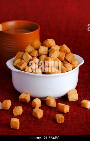 Shakkarpara oder shankarpali oder shankarpale ist quadratische Form traditionelle hausgemachte indische maharashtrian süßen Snack-Essen, in diwali Festival zubereitet. Stockfoto