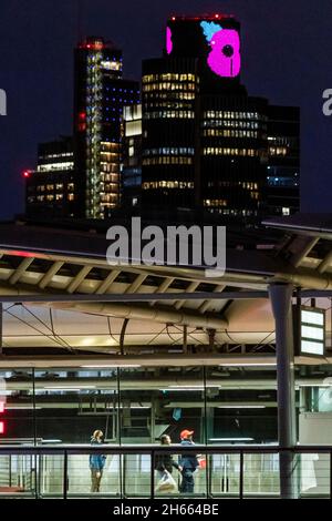 London, Großbritannien. November 2021. Ein Mohn auf Tower 42 für Remembrance Day Kredit: Guy Bell/Alamy Live News Stockfoto