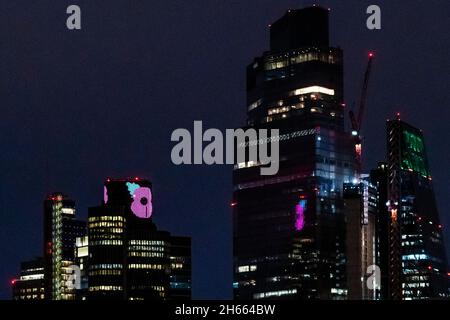 London, Großbritannien. November 2021. Ein Mohn auf Tower 42 für Remembrance Day Kredit: Guy Bell/Alamy Live News Stockfoto