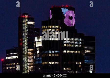 London, Großbritannien. November 2021. Ein Mohn auf Tower 42 für Remembrance Day Kredit: Guy Bell/Alamy Live News Stockfoto