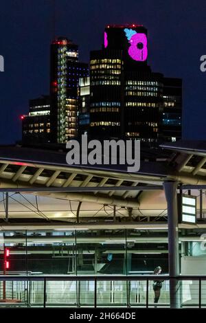 London, Großbritannien. November 2021. Ein Mohn auf Tower 42 für Remembrance Day Kredit: Guy Bell/Alamy Live News Stockfoto