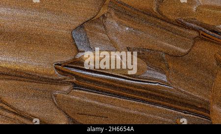 Glitzer braune Farbstruktur. Hintergrund mit funkelnden Ölfarben. Funkelnde orange-braune Pinselstriche. Festlicher Hintergrund Stockfoto
