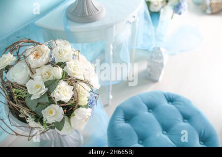 Dekorationen im Zimmer in einem weichen blauen Schatten Geschenke und Blumen. Stockfoto