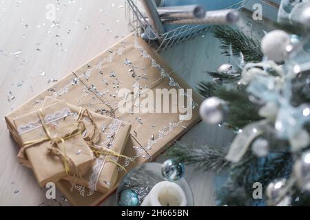 Geschenkschachteln in hellgrauem Papier in Nahaufnahme verpackt. Stockfoto