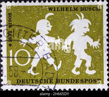 DEUTSCHLAND - UM 1958: Diese Briefmarke zeigt die Märchenfiguren Max und Moritz als Silhouette vor grünem Hintergrund. Der Anlass ist Th Stockfoto