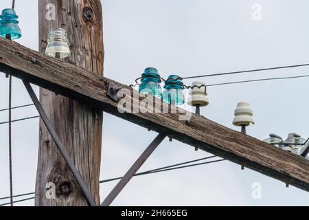 Glasisolatoren am Mast Stockfoto