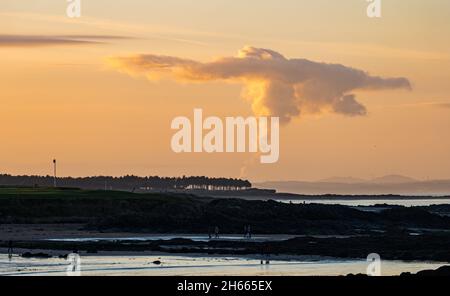 North Berwick, East Lothian, Schottland, Großbritannien, 13. November 2021. UK Wetter: Sonnenuntergang an einem ruhigen sonnigen Tag. Schönes, relativ warmes Wetter vor Sonnenuntergang in der Küstenstadt. An der Ostküste Lothians steigt Rauch auf, wenn die Sonne untergeht Stockfoto