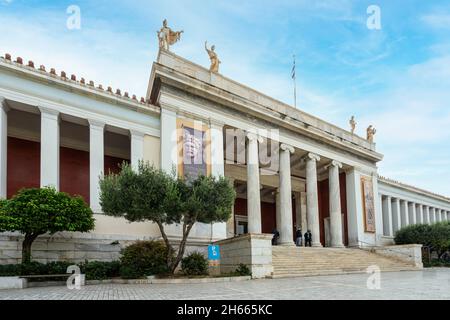 Athen, Griechenland. November 2021. Außenansicht des neoklassischen Museums für Kunst und Archäologie des antiken Griechenlands im Zentrum Stockfoto