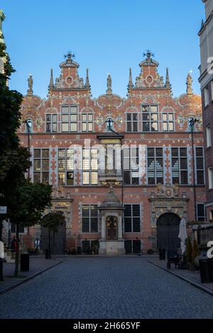 DANZIG, POLEN - 08. Oktober 2021: Eine vertikale Aufnahme des Großen Armory-Gebäudes von außen vor einem klaren blauen Himmel in Danzig, Polen Stockfoto