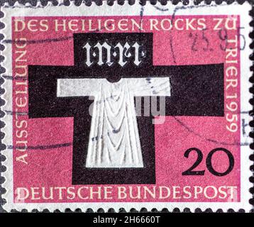 DEUTSCHLAND - UM 1959: Eine in Deutschland gedruckte Briefmarke mit einer Illustration des heiligen Felsens auf dem Tierer 1959 anlässlich der Ausstellung Stockfoto